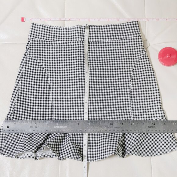 YESSTYLE Black & White Gingham Mini Skirt w/ Ruffled Hem - Picture 4 of 8